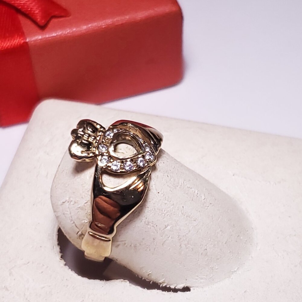 Vintage .15cttw Rd CZ Heart Top 9Kt Y/Gold Lds or Gnts Claddagh S-8.5 Ring#23789 - Picture 2 of 6